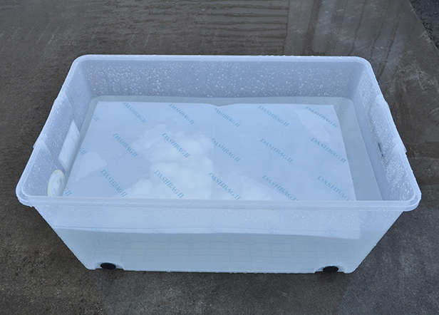 袋全体を水に浸す。